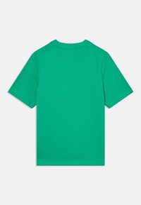 T-shirt vert à manches courtes avec un col rond, fabriqué en tissu lisse, présentant un design simple sans motifs ni accents visibles.
