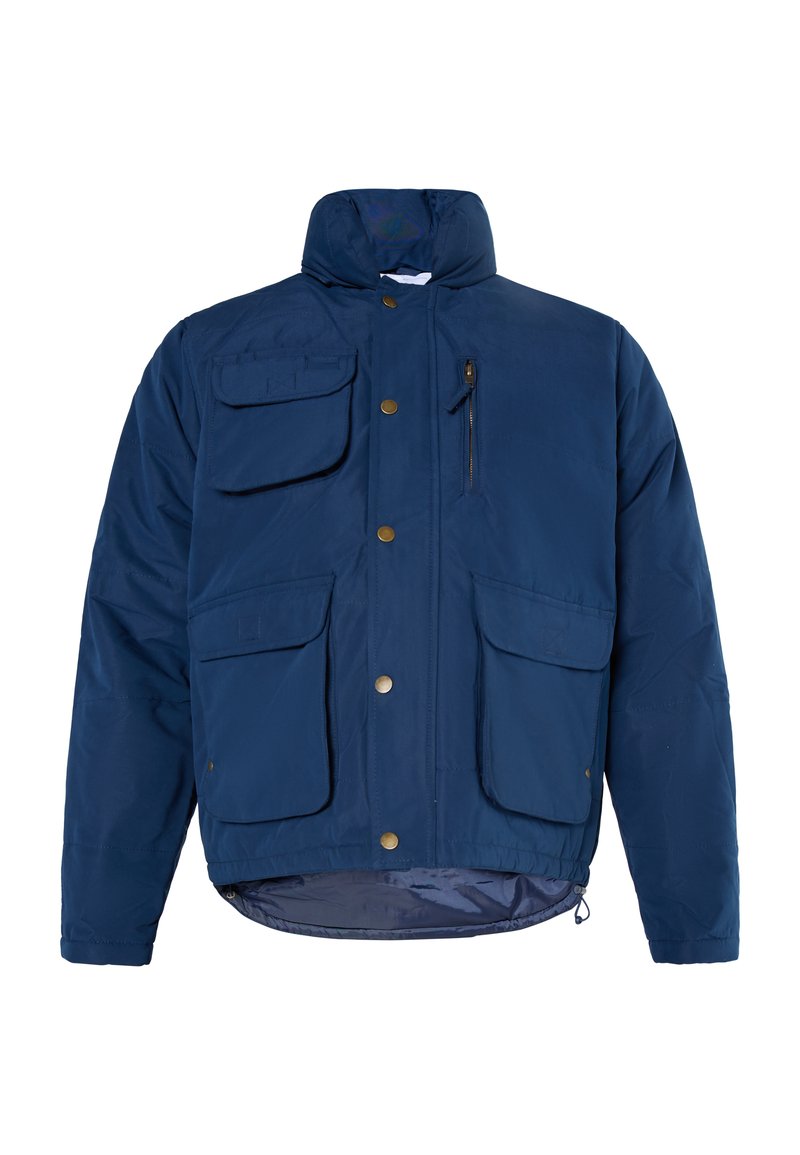 Marineblaue isolierte Jacke mit hohem Kragen, mehreren Taschen und goldenen Hardware-Akzenten. Das Material wirkt glatt und langlebig.