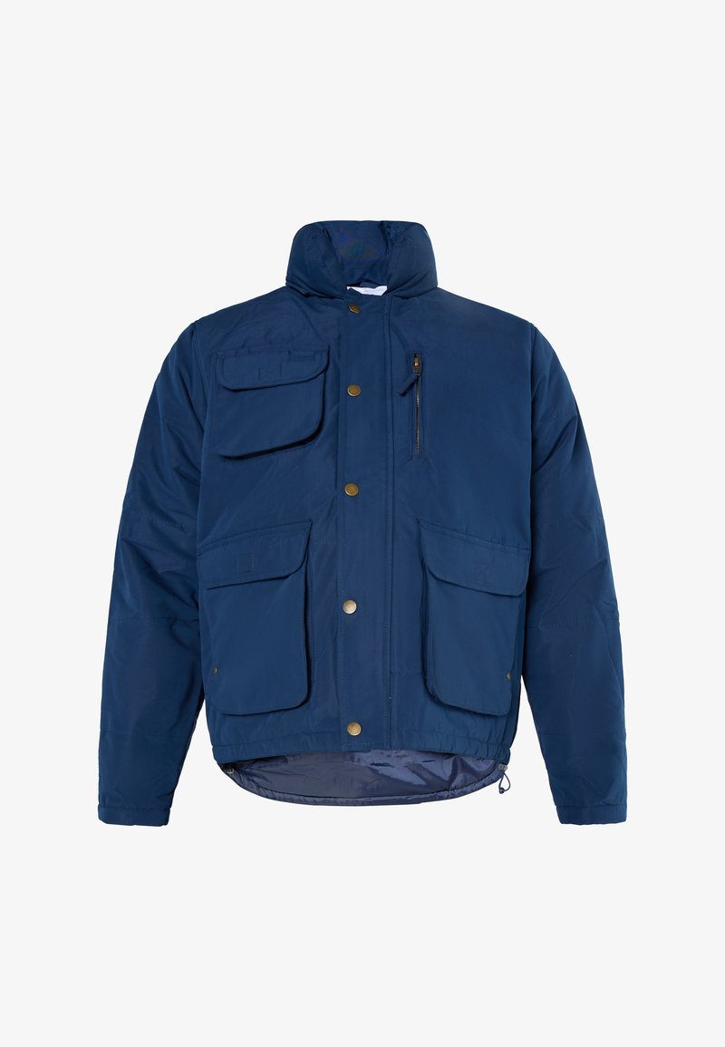 Tumši zila izolēta jaka ar augstu apkakli, vairākām kabatām un zeltītēm akcentiem. Materiāls izskatās gluds un izturīgs.