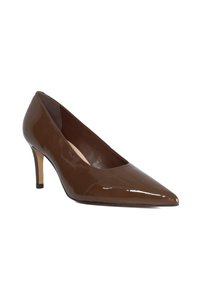 Escarpin femme en cuir verni marron à bout pointu avec un talon fin de hauteur moyenne sur fond blanc.