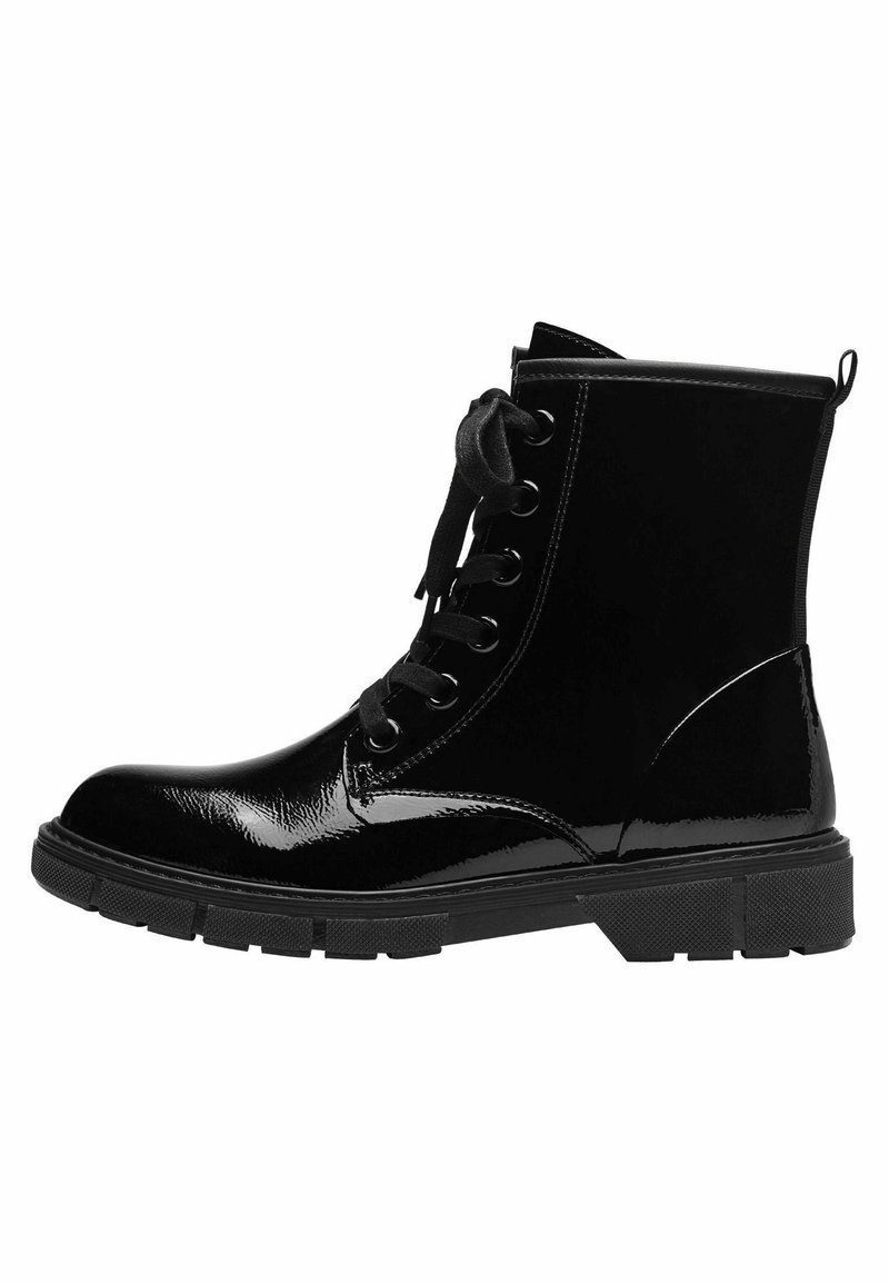 Bottine en cuir noir brillant avec une semelle épaisse et crantée, six œillets avec des lacets noirs, et une languette à l'arrière.
