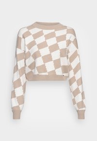 Suéter corto en beige y blanco con un patrón a cuadros. Presenta un cuello redondo y puños acanalados. Textura de punto.