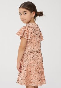 Krótka różowa sukienka z cekinami, z falującymi rękawami, teksturowanym materiałem i dopasowanym gorsetem, z delikatnym zapięciem na plecach.