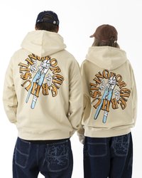 Kremfargede hettegensere har store grafiske design på ryggen med en tegneseriefigur og tekst i oransje og svart. Dongeribukser har kontrasterende søm.