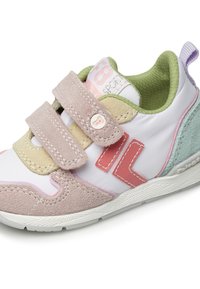 Scarpe sportive con velcro di colore bianco, rosa, giallo e verde. Realizzate in pelle e tessuto, presentano una suola intermedia testurizzata e dettagli decorativi.