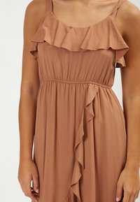 INFLUENCER FLOUNCED  - Vestito casual - camel