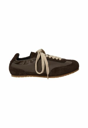 Baskets basses marron avec des panneaux en suède et nylon, lacets beiges noués en nœud et semelle en caoutchouc marron clair.