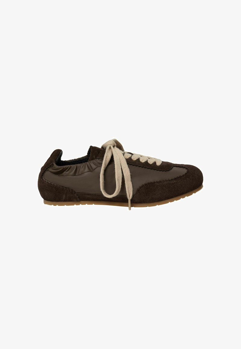 Baskets basses marron avec des panneaux en suède et nylon, lacets beiges noués en nœud et semelle en caoutchouc marron clair.