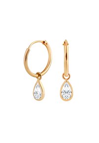 Złote kolczyki w kształcie obręczy z zawieszką w kształcie kropli wykonanej z przezroczystego kamienia szlachetnego, charakteryzujące się polerowanym wykończeniem i bezpiecznym zapięciem.