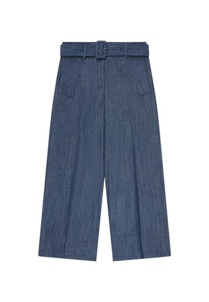 Pantalones vaqueros azules de pierna ancha y talle alto con cinturón cosido, trabillas para cinturón, bolsillos delanteros inclinados y detalles en la costura frontal.