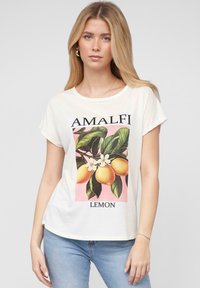Hvid bomulds t-shirt med en citrone og blomster grafikdesign, samt teksten "AMALFI" og "LEMON" i sort, korte ærmer, afslappet pasform.