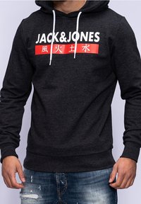 Felpa con cappuccio grigio scuro con coulisse bianche. Presenta "JACK&JONES" in grande testo bianco su uno sfondo rettangolare rosso. Tessuto morbido, design casual.