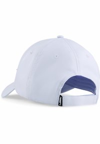 Cappello da baseball bianco con visiera curva, tessuto liscio, regolabile con chiusura snapback e una piccola etichetta con logo sul lato.