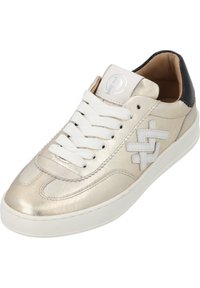Metallic gold Sneaker mit weißen Schnürsenkeln, ausgestattet mit einer schwarzen Ferse und strukturierten Akzenten. Das Design umfasst ein Logo auf der Zunge und eine Gummisohle.