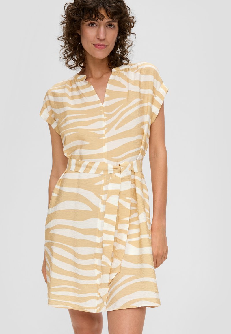 Robe jaune à manches courtes avec des rayures blanches en zèbre, design croisé, décolleté en V et ceinture à nouer, fabriquée en tissu léger.