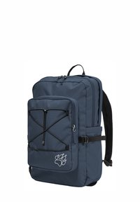 Sac à dos bleu avec poche avant zippée, cordons élastiques noirs, boucle latérale, bretelles rembourrées et logo patte blanche sur la poche avant.