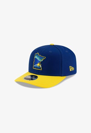 Blaue Kappe mit gelbem Schirm, die ein besticktes Design der Karte von Minnesota zeigt. Das Material ist Stoff mit einer strukturierten Oberfläche und einem Snapback-Verschluss.