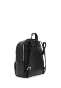 Svart läderryggsäck med gulddragkedjor, justerbara axelremmar och ett handtag på toppen, på en vit bakgrund.