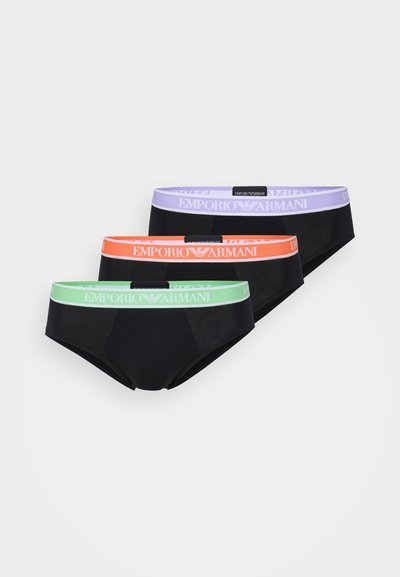 Tre paia di mutande nere con elastici a contrasto: verde, arancione e viola, con il logo Emporio Armani.