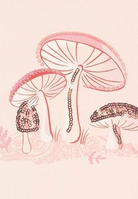 Gráfico rosa que presenta tres hongos estilizados con acentos de lentejuelas y detalles contorneados, sobre un suave fondo rosa claro.