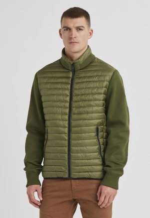 Olivgrüne Jacke mit gesteppter Vorderseite und schlichten Stoffärmeln. Sie verfügt über einen hohen Kragen, einen Reißverschluss und Seitentaschen.