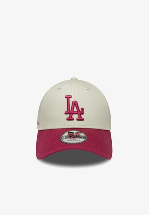 Verstellbare Baseballmütze; cremefarbener Baumwollkörper mit bordeauxrotem Schirm; mit aufgesticktem LA-Logo in Pink; weiche Textur, Standard 9FORTY Design.