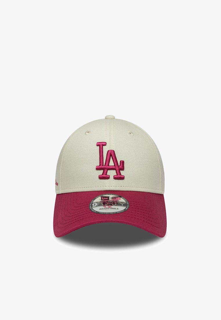 Verstellbare Baseballmütze; cremefarbener Baumwollkörper mit bordeauxrotem Schirm; mit aufgesticktem LA-Logo in Pink; weiche Textur, Standard 9FORTY Design.