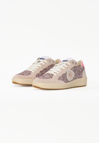 Sneakers glitterati rosa e beige con una finitura testurizzata, dotate di una linguetta bianca, design con lacci e suola in gomma. Accompagnati da dettagli con logo.