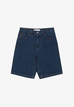 Shorts de mezclilla en azul oscuro, con cierre de botón, cinco bolsillos y un pequeño emblema en el bolsillo delantero.