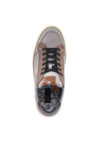 Grijze sneakers met bruine accenten, voorzien van veters, een gevoerde zool en een patrooninlegzool. Glad en gestructureerd materiaal is gebruikt.