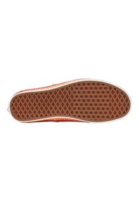 Semelle de chaussure en caoutchouc avec une texture en nid d'abeille, principalement orange avec un texte imprimé en blanc le long du bord et une bordure blanche.