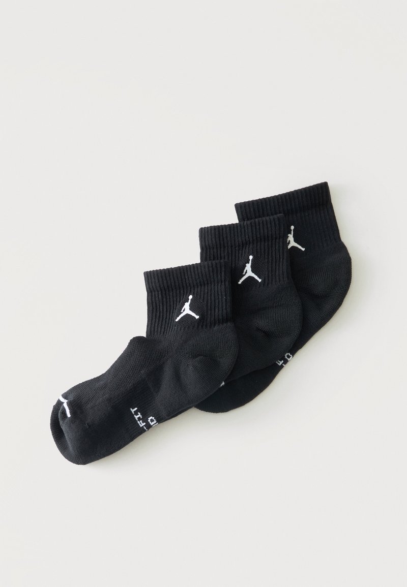 Три чифта черни чорапи до глезена с бели лога Jumpman, подредени върху светъл фон.