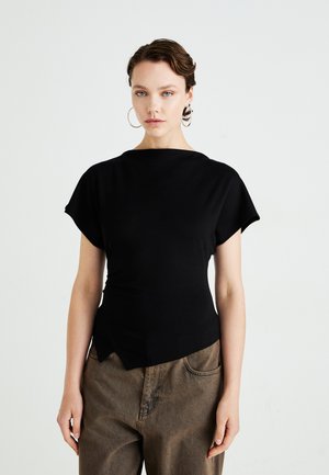 Top nero a maniche corte con scollo a barca e orlo asimmetrico. Realizzato in tessuto morbido, presenta una vestibilità aderente e una texture minimale.