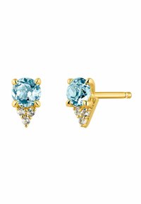 Pendientes en tono dorado que presentan una gema redonda de color azul claro, engastada con pequeñas piedras transparentes debajo, y con un cierre de palillo para un uso seguro.
