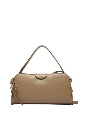Bolso de mano de cuero beige con un asa superior única, adorno geométrico dorado y logotipo sutil de Calvin Klein en el cierre de solapa.