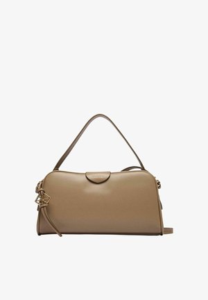 Bolso de mano de cuero beige con un asa superior única, adorno geométrico dorado y logotipo sutil de Calvin Klein en el cierre de solapa.