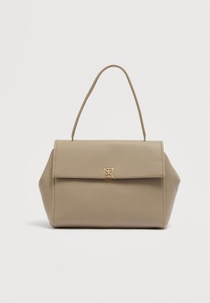Μπεζ δερμάτινη τσάντα χειρός με δομημένο σχήμα, μαγνητικό καπάκι και λεπτομέρεια με χρυσό λογότυπο στο μπροστινό μέρος. Μοναδική κορυφαία λαβή.
