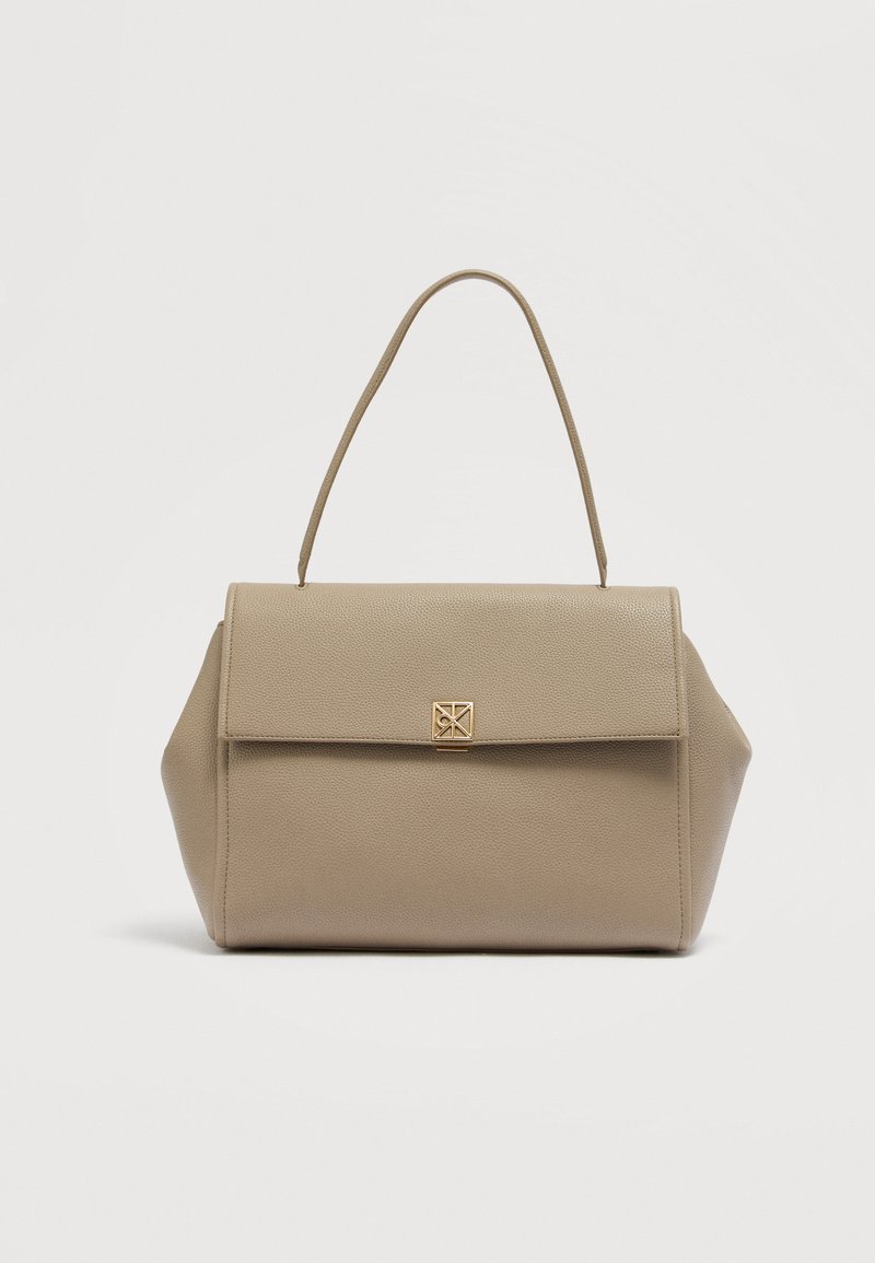 Μπεζ δερμάτινη τσάντα χειρός με δομημένο σχήμα, μαγνητικό καπάκι και λεπτομέρεια με χρυσό λογότυπο στο μπροστινό μέρος. Μοναδική κορυφαία λαβή.