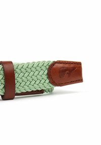 Geflochtenes, lichtgrünes Textilband mit braunen Lederakzenten und Logo-Patch, das eine gewebte Textur und eine glatte Oberfläche aufweist.