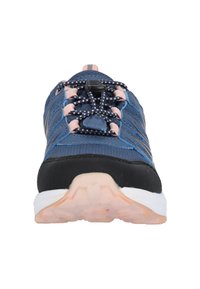 Scarpa sportiva blu con suola in gomma nera, parte superiore in tessuto testurizzato, lacci elastici e chiusura a leva. Presenta dettagli e strisce di un rosa chiaro.