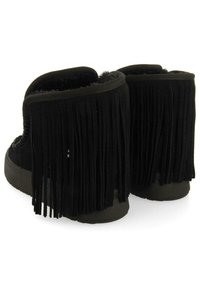 Botines de ante negro con detalles de flecos en la parte trasera, forro suave y una suela de goma resistente para mayor tracción.