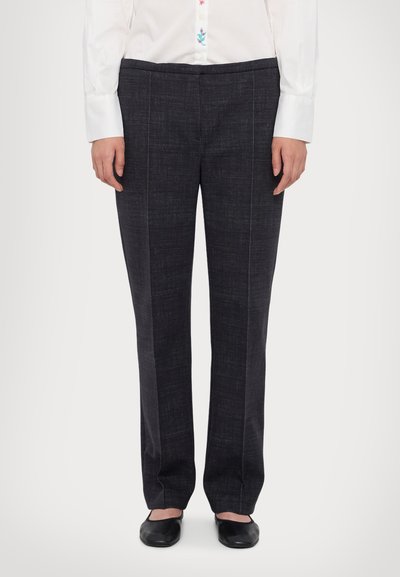 Pantalones oscuros, ajustados, con corte recto, que presentan un acabado texturizado y costuras en contraste a lo largo de las costuras delanteras.