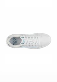 Sneaker bianca con tomaia liscia in materiale sintetico, design con lacci, linguetta imbottita e logo blu sulla soletta. Punta arrotondata e suola piatta in gomma.