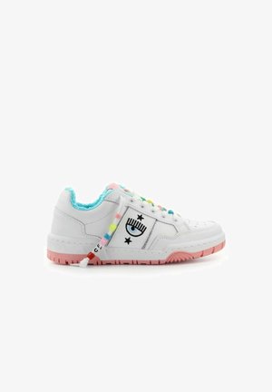 Sneaker bianca con suola rosa, colletto soffice turchese, grafica nera di occhio e stella, dettagli colorati delle lace in perline e perforazioni decorative.