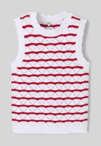 Haut sans manches en maille blanche présentant un motif en losanges texturé avec des rayures rouges alternées, ainsi qu'un décolleté et des emmanchures festonnés.