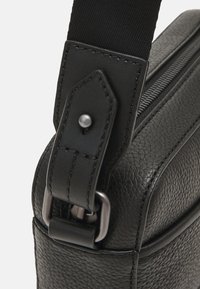 Tommy Hilfiger PREMIUM CAMERA BAG UNISEX - Taška s příčným popruhem - black