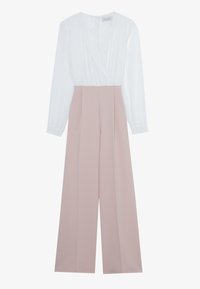 Mono blanco de manga larga con escote en v cruzado, textura de puntos en la parte superior y pantalones de pierna ancha y pliegues en color rosa.