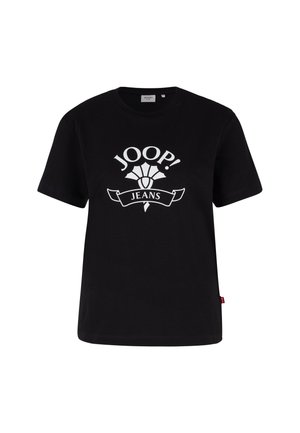 T-shirt in cotone nero con una grafica bianca che presenta il testo "JOOP!" e "JEANS" in un banner con motivo floreale. Maniche corte e colletto rotondo.