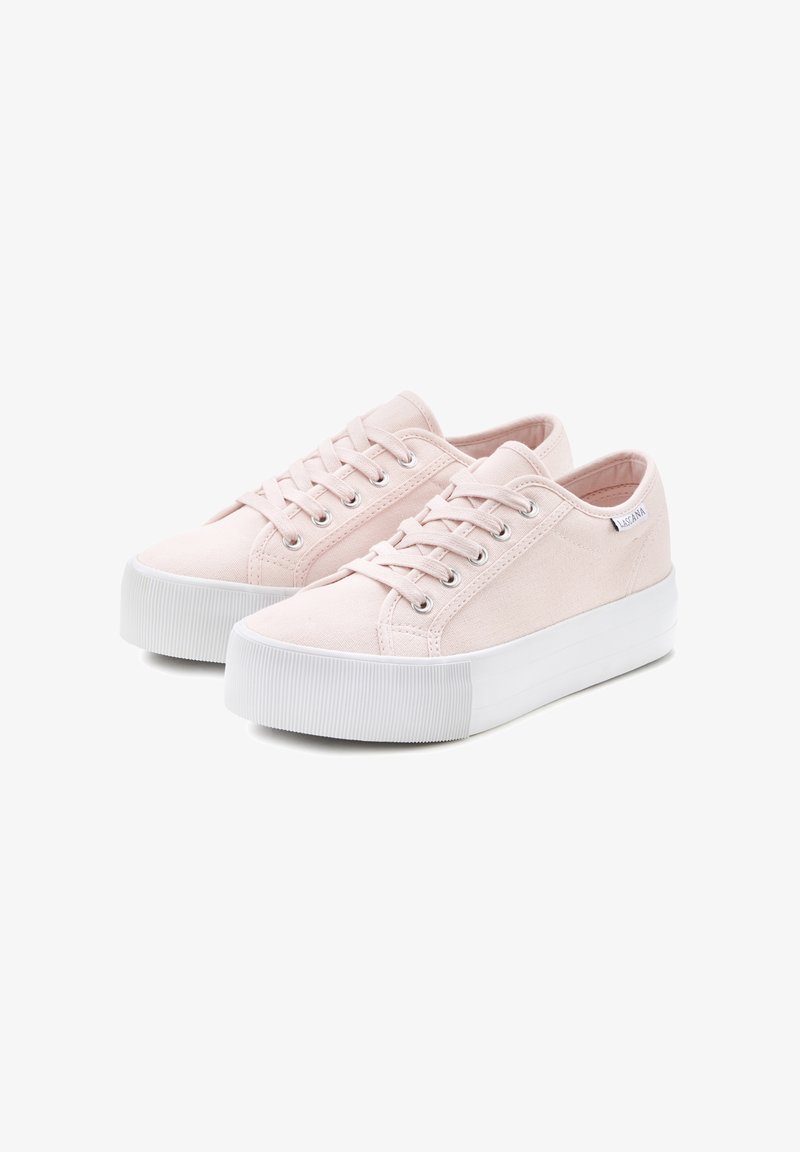 Helle rosa Leinenschuhe mit weißer Gummisohle, ausgestattet mit metallischen Ösen, flachen Schnürsenkeln und einem dezenten Logo an der Seite.