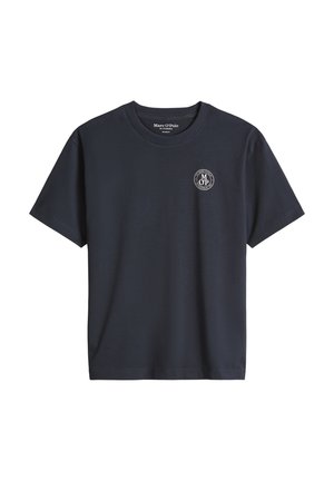 Laivastonsininen Marc O'Polo lyhythihainen t-paita pyöreällä kauluksella ja pienellä valkoisella pyöreällä logolla vasemmassa rinnassa.